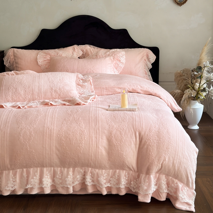 91家纺网 家纺一手货源 找家纺 纯优家纺 2025新款韩系欧根纱刺绣花边牛奶绒烂花四件套-玛德琳 玛德琳-粉色