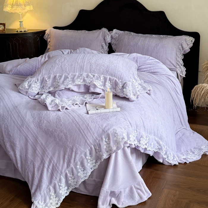 91家纺网 家纺一手货源 找家纺 纯优家纺 2025新款韩系欧根纱刺绣花边牛奶绒烂花四件套-玛德琳 玛德琳-帛紫