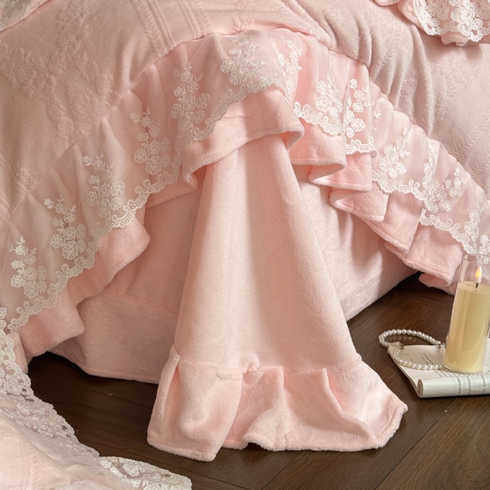 91家纺网 家纺一手货源 找家纺 纯优家纺 2025新款韩系欧根纱刺绣花边牛奶绒烂花四件套-玛德琳 玛德琳-粉色