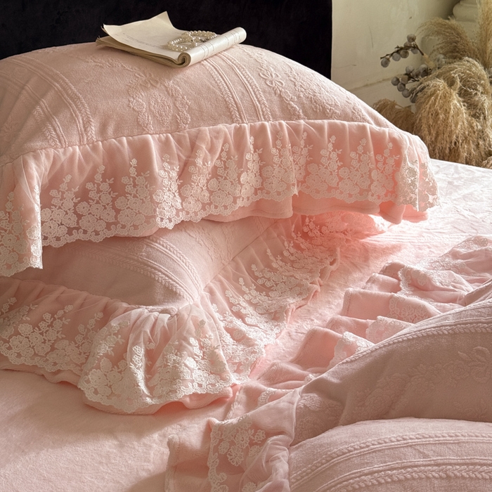 91家纺网 家纺一手货源 找家纺 纯优家纺 2025新款韩系欧根纱刺绣花边牛奶绒烂花四件套-玛德琳 玛德琳-粉色