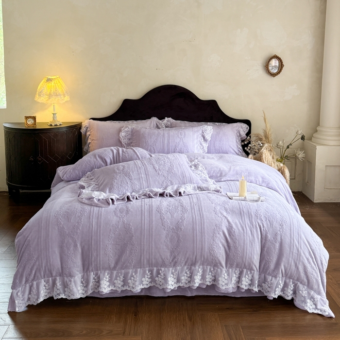 91家纺网 家纺一手货源 找家纺 纯优家纺 2025新款韩系欧根纱刺绣花边牛奶绒烂花四件套-玛德琳 玛德琳-帛紫