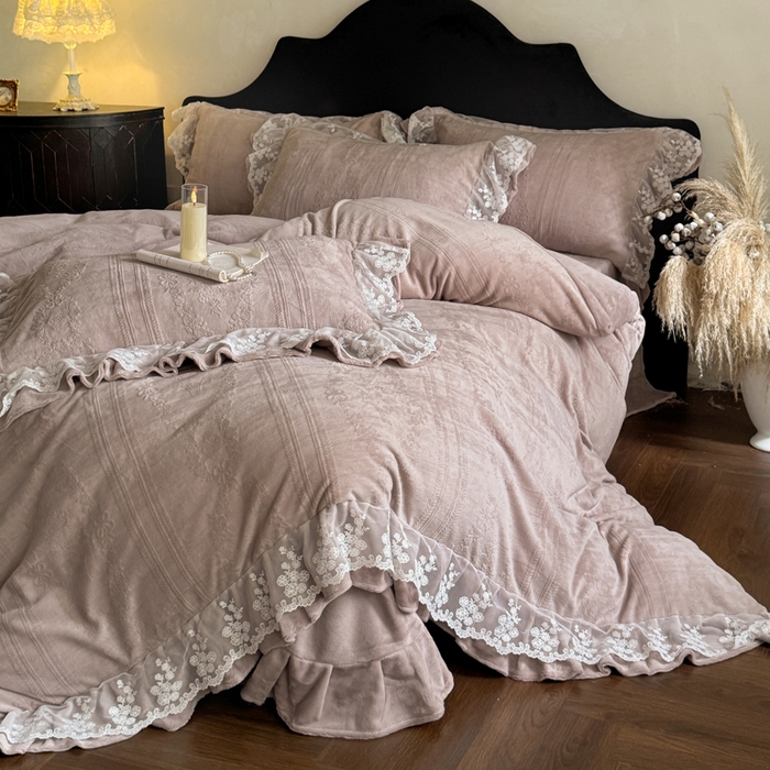 91家纺网 家纺一手货源 找家纺 （总）纯优家纺 2025新款韩系欧根纱刺绣花边牛奶绒烂花四件套-玛德琳