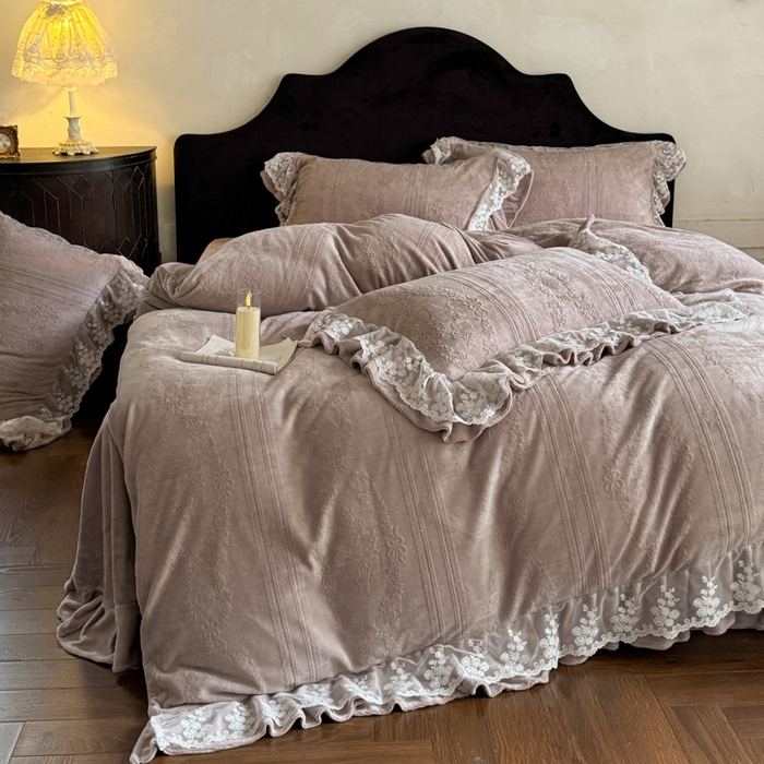 91家纺网 家纺一手货源 找家纺 （总）纯优家纺 2025新款韩系欧根纱刺绣花边牛奶绒烂花四件套-玛德琳