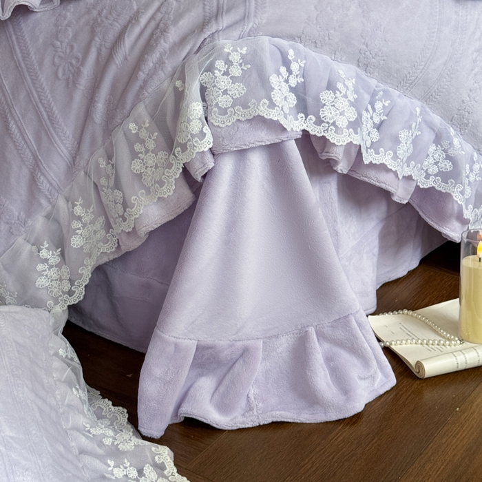 91家纺网 家纺一手货源 找家纺 纯优家纺 2025新款韩系欧根纱刺绣花边牛奶绒烂花四件套-玛德琳 玛德琳-帛紫