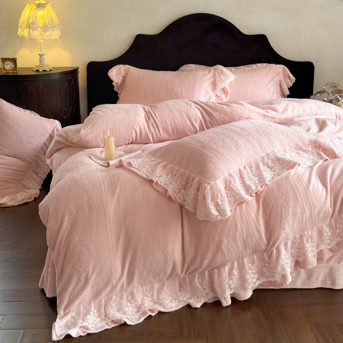 91家纺网 家纺一手货源 找家纺 纯优家纺 2025新款韩系欧根纱刺绣花边牛奶绒烂花四件套-玛德琳 玛德琳-粉色