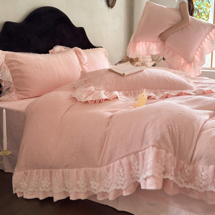 91家纺网 家纺一手货源 找家纺 纯优家纺 2025新款韩系欧根纱刺绣花边牛奶绒烂花四件套-玛德琳 玛德琳-粉色