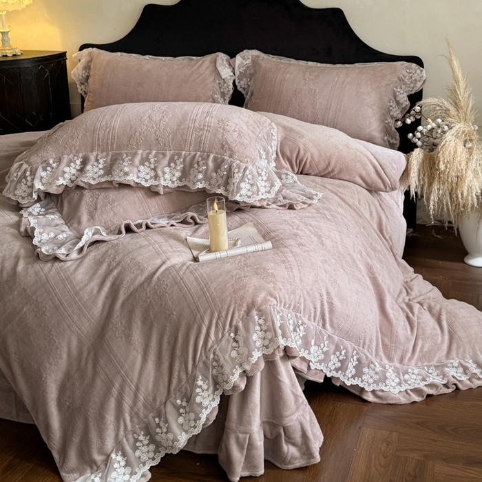 91家纺网 家纺一手货源 找家纺 （总）纯优家纺 2025新款韩系欧根纱刺绣花边牛奶绒烂花四件套-玛德琳