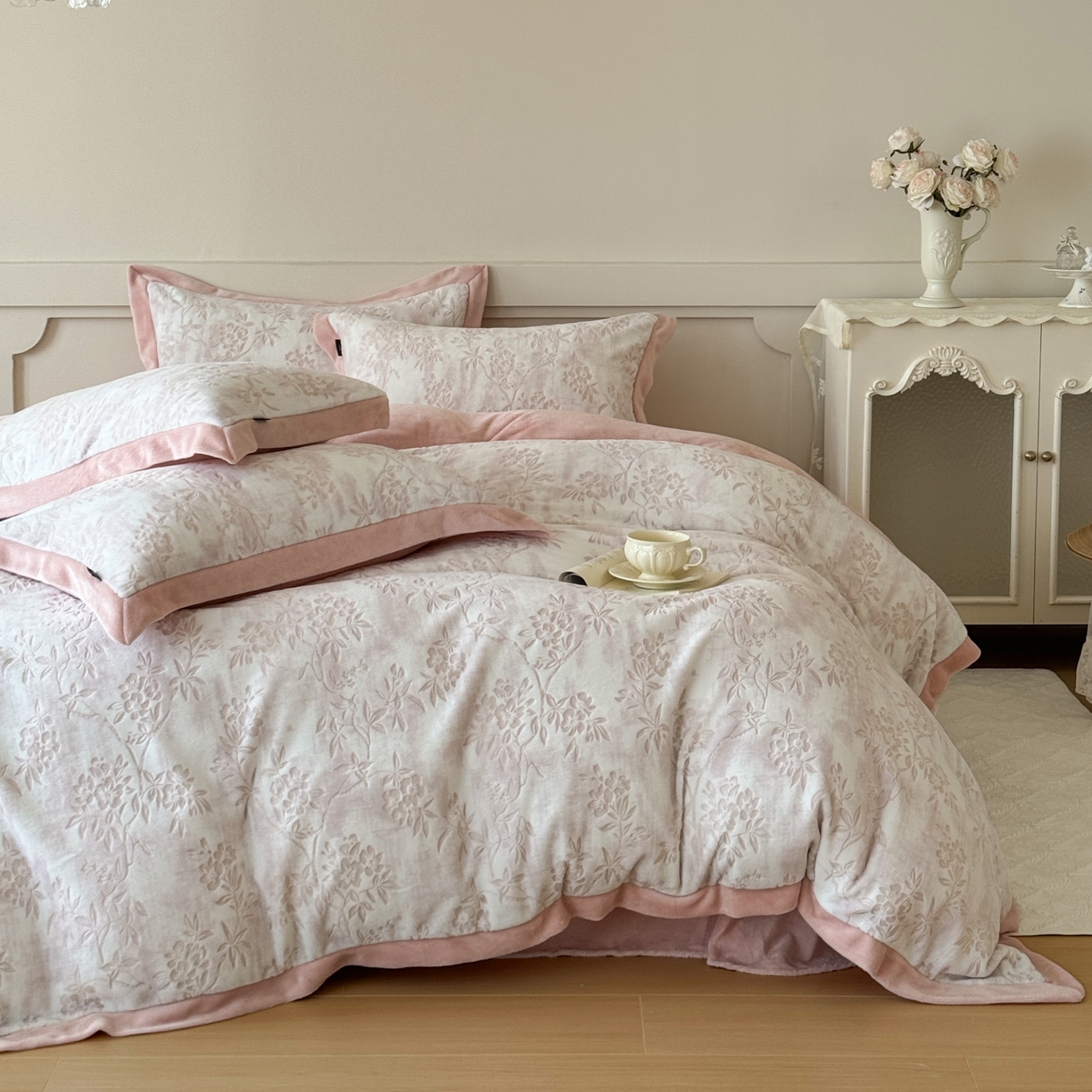 91家纺网 家纺一手货源 找家纺 （总）纯优家纺 2025秋冬新品拼角款牛奶绒雕花四件套-花枳菁语