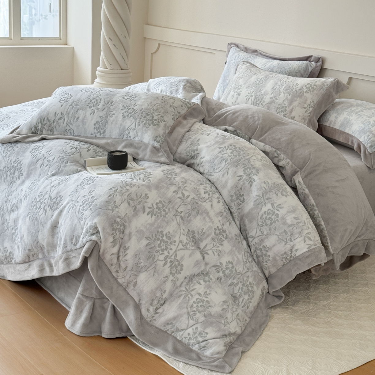 91家纺网 家纺一手货源 找家纺 纯优家纺 2025秋冬新品拼角款牛奶绒雕花四件套-花枳菁语 花枳菁语-灰色