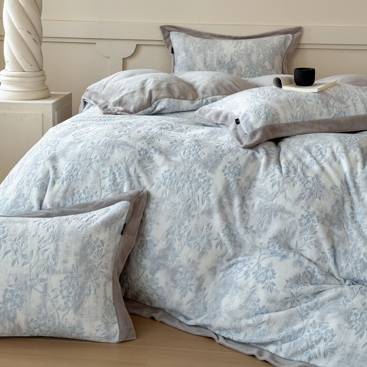 91家纺网 家纺一手货源 找家纺 纯优家纺 2025秋冬新品拼角款牛奶绒雕花四件套-花枳菁语 花枳菁语-蓝色