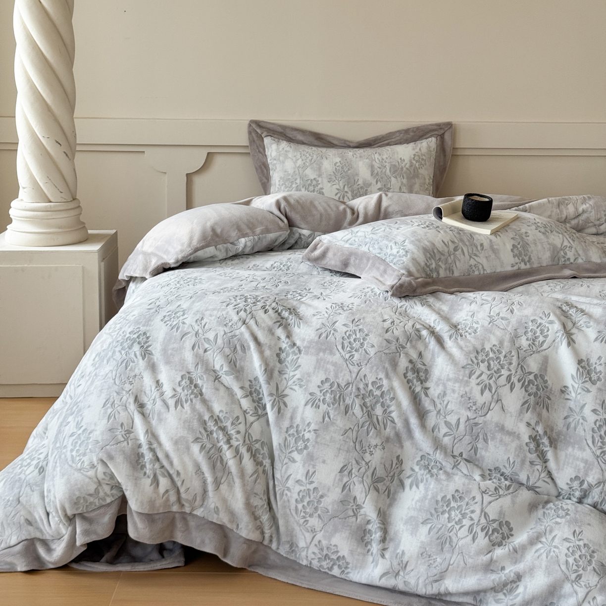 91家纺网 家纺一手货源 找家纺 纯优家纺 2025秋冬新品拼角款牛奶绒雕花四件套-花枳菁语 花枳菁语-灰色