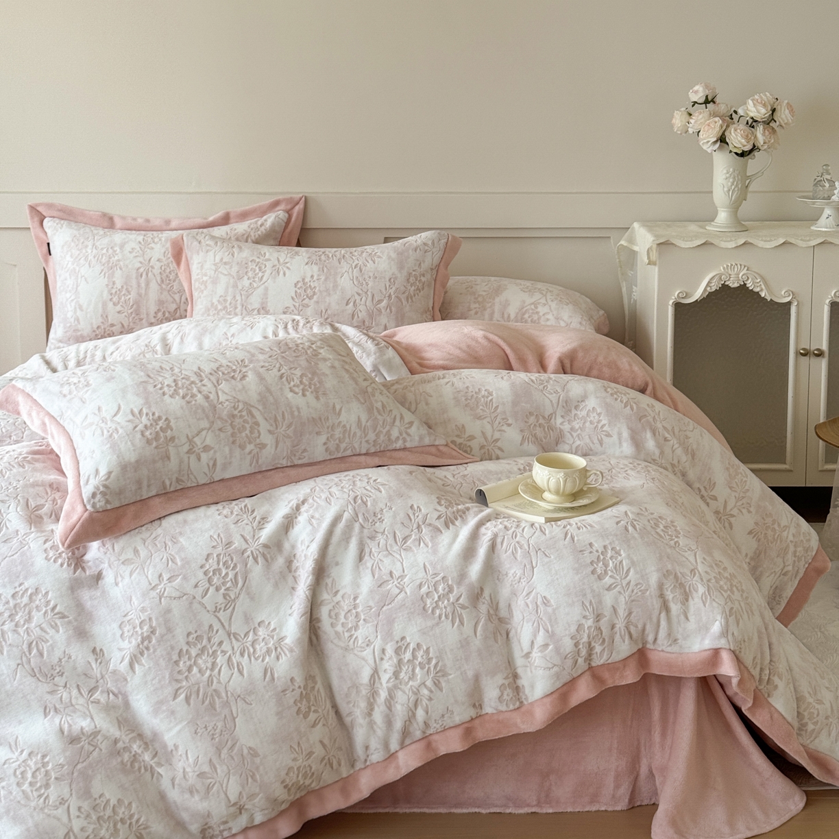 91家纺网 家纺一手货源 找家纺 （总）纯优家纺 2025秋冬新品拼角款牛奶绒雕花四件套-花枳菁语