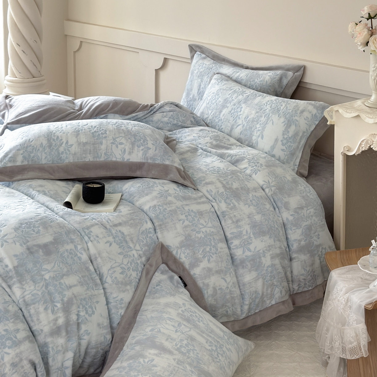 91家纺网 家纺一手货源 找家纺 纯优家纺 2025秋冬新品拼角款牛奶绒雕花四件套-花枳菁语 花枳菁语-蓝色