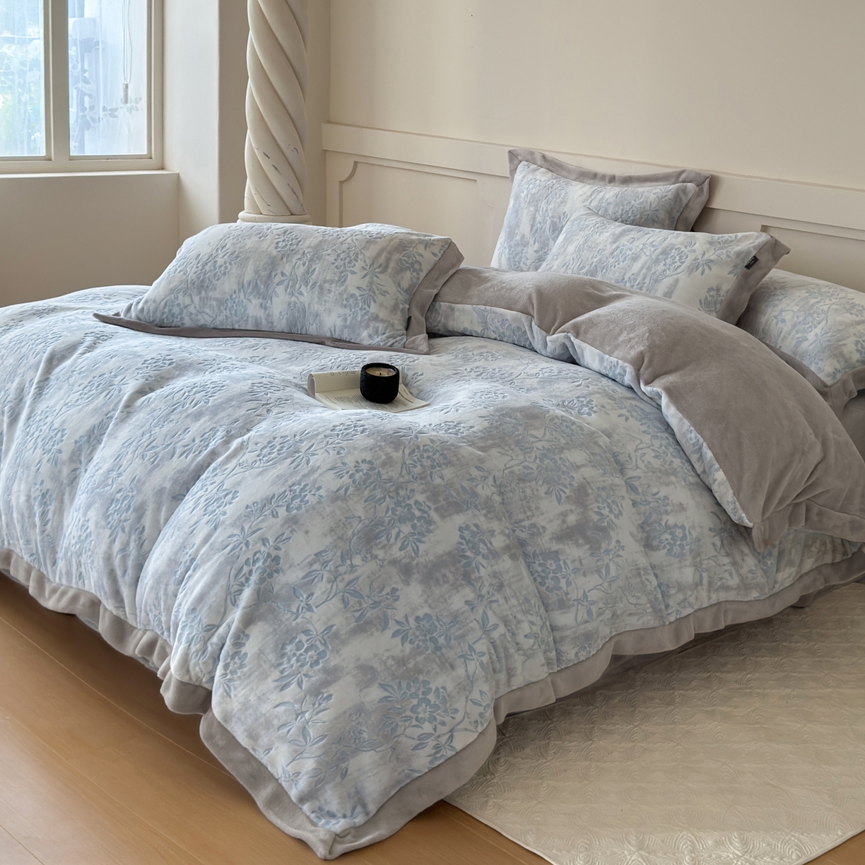 91家纺网 家纺一手货源 找家纺 纯优家纺 2025秋冬新品拼角款牛奶绒雕花四件套-花枳菁语 花枳菁语-蓝色