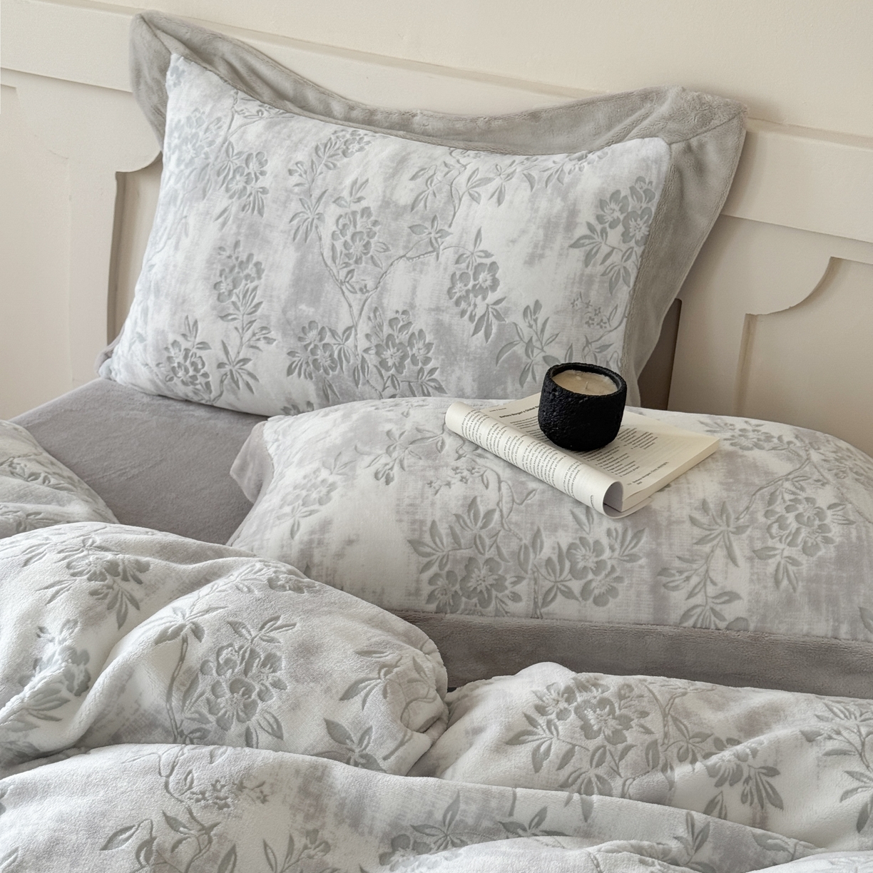 91家纺网 家纺一手货源 找家纺 纯优家纺 2025秋冬新品拼角款牛奶绒雕花四件套-花枳菁语 花枳菁语-灰色