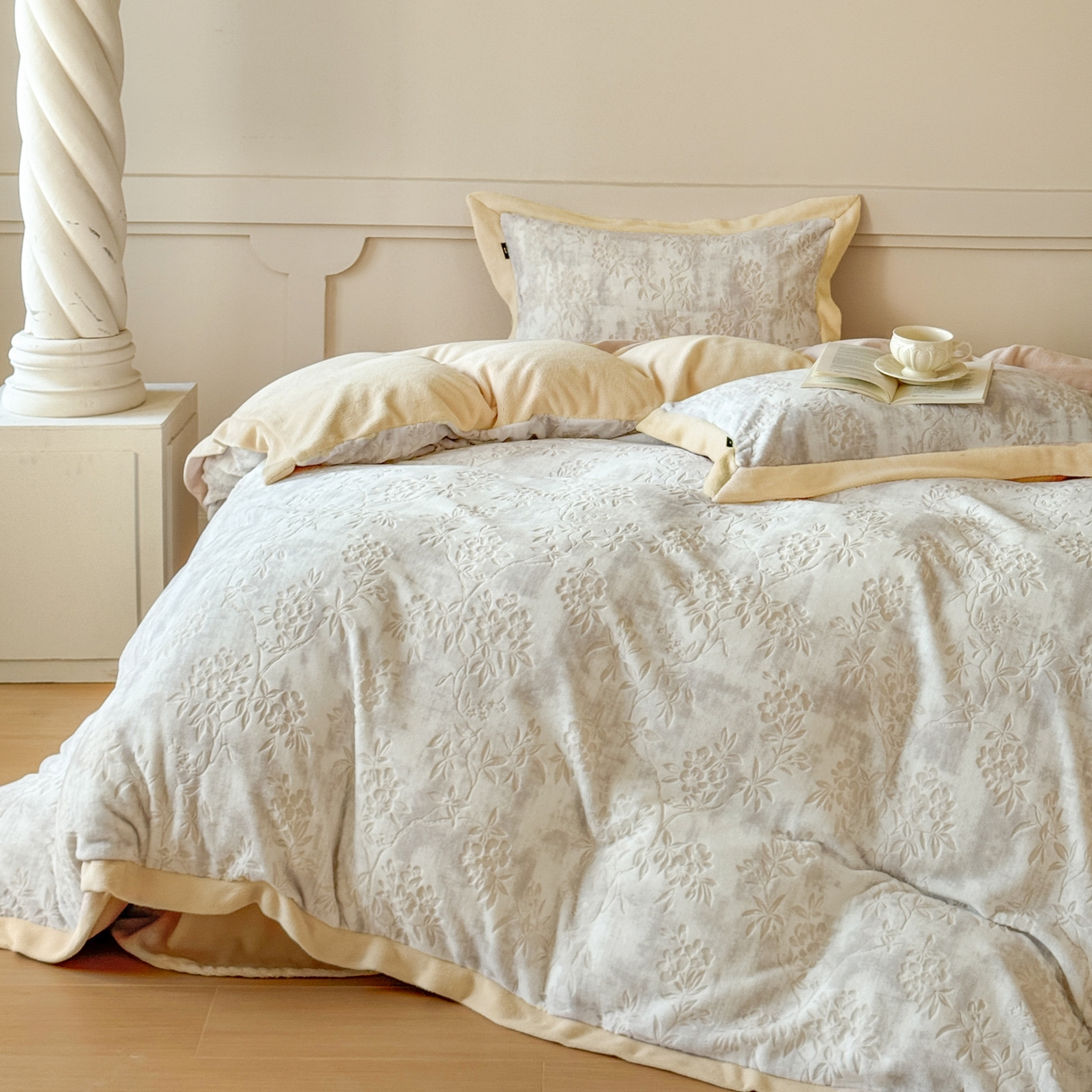 91家纺网 家纺一手货源 找家纺 纯优家纺 2025秋冬新品拼角款牛奶绒雕花四件套-花枳菁语 花枳菁语-奶咖