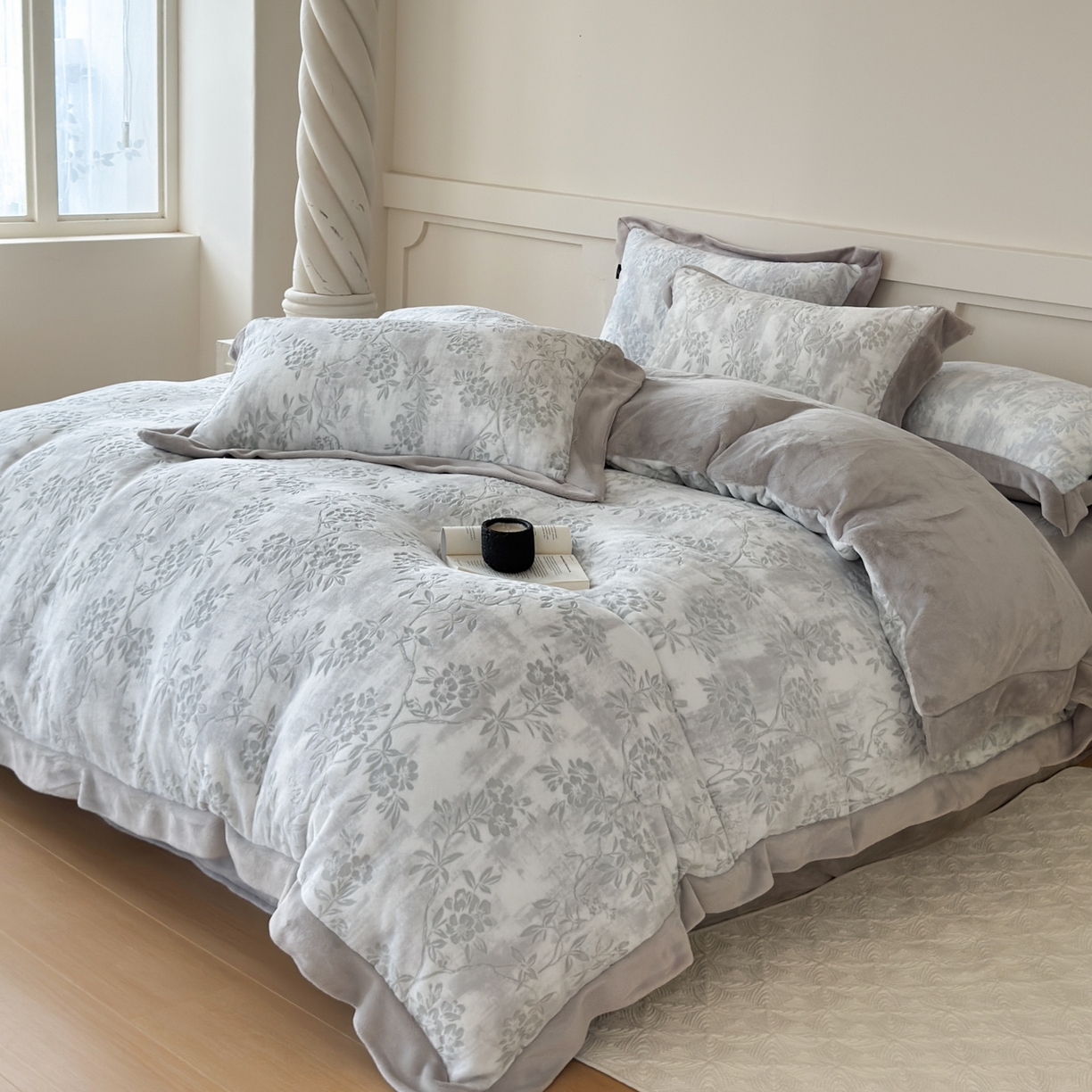 91家纺网 家纺一手货源 找家纺 纯优家纺 2025秋冬新品拼角款牛奶绒雕花四件套-花枳菁语 花枳菁语-灰色