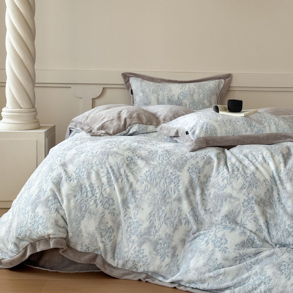 91家纺网 家纺一手货源 找家纺 纯优家纺 2025秋冬新品拼角款牛奶绒雕花四件套-花枳菁语 花枳菁语-蓝色