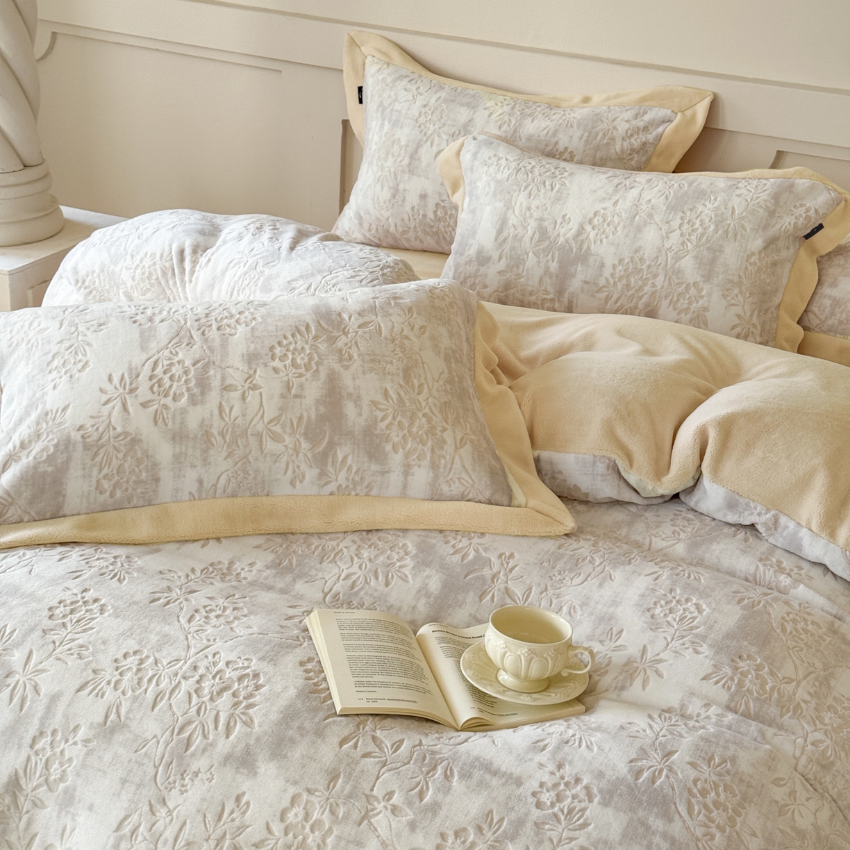 91家纺网 家纺一手货源 找家纺 纯优家纺 2025秋冬新品拼角款牛奶绒雕花四件套-花枳菁语 花枳菁语-奶咖