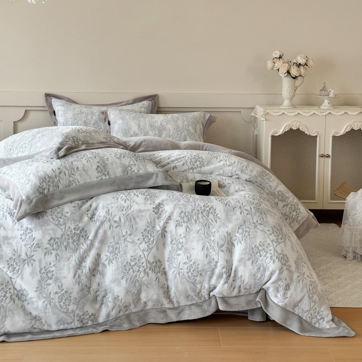 91家纺网 家纺一手货源 找家纺 纯优家纺 2025秋冬新品拼角款牛奶绒雕花四件套-花枳菁语 花枳菁语-灰色