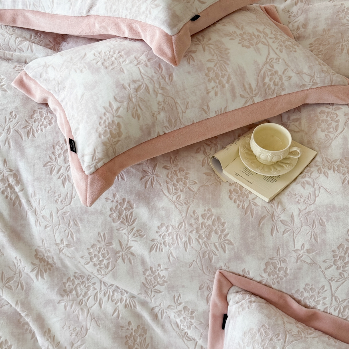 91家纺网 家纺一手货源 找家纺 （总）纯优家纺 2025秋冬新品拼角款牛奶绒雕花四件套-花枳菁语