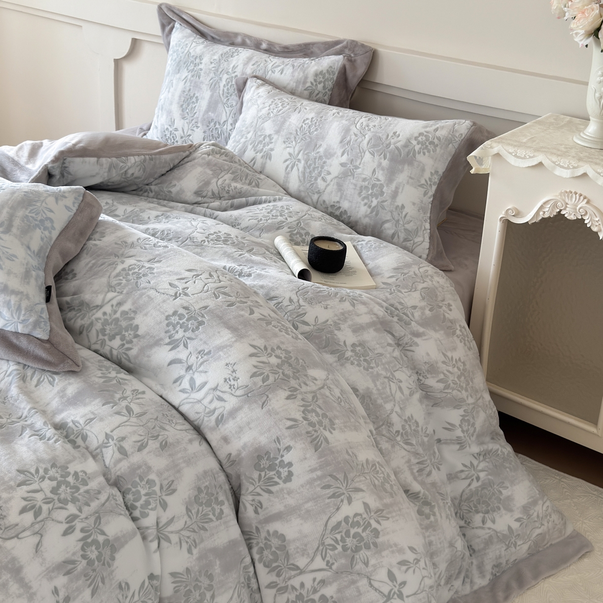 91家纺网 家纺一手货源 找家纺 纯优家纺 2025秋冬新品拼角款牛奶绒雕花四件套-花枳菁语 花枳菁语-灰色