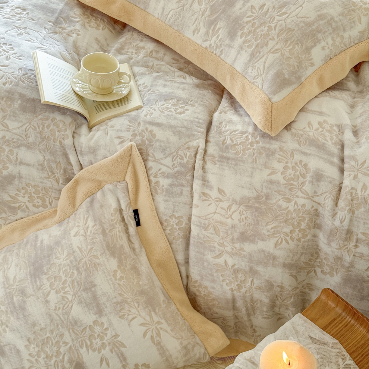 91家纺网 家纺一手货源 找家纺 纯优家纺 2025秋冬新品拼角款牛奶绒雕花四件套-花枳菁语 花枳菁语-奶咖