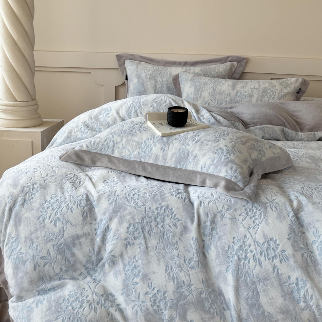 91家纺网 家纺一手货源 找家纺 纯优家纺 2025秋冬新品拼角款牛奶绒雕花四件套-花枳菁语 花枳菁语-蓝色