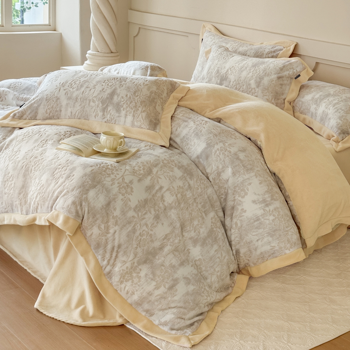 91家纺网 家纺一手货源 找家纺 纯优家纺 2025秋冬新品拼角款牛奶绒雕花四件套-花枳菁语 花枳菁语-奶咖