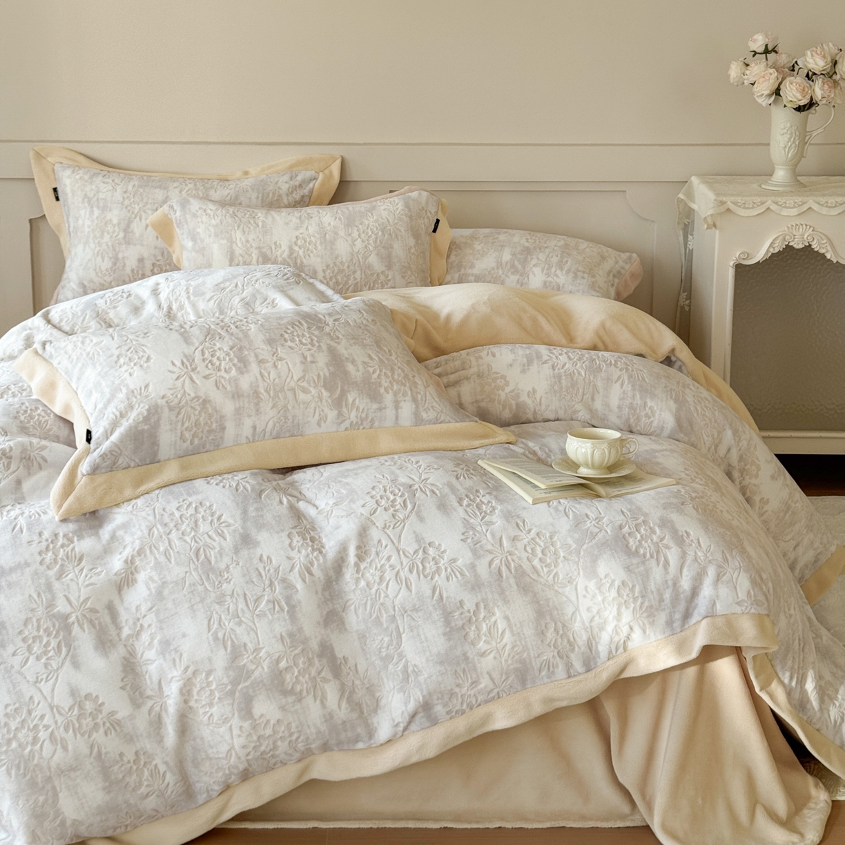 91家纺网 家纺一手货源 找家纺 纯优家纺 2025秋冬新品拼角款牛奶绒雕花四件套-花枳菁语 花枳菁语-奶咖