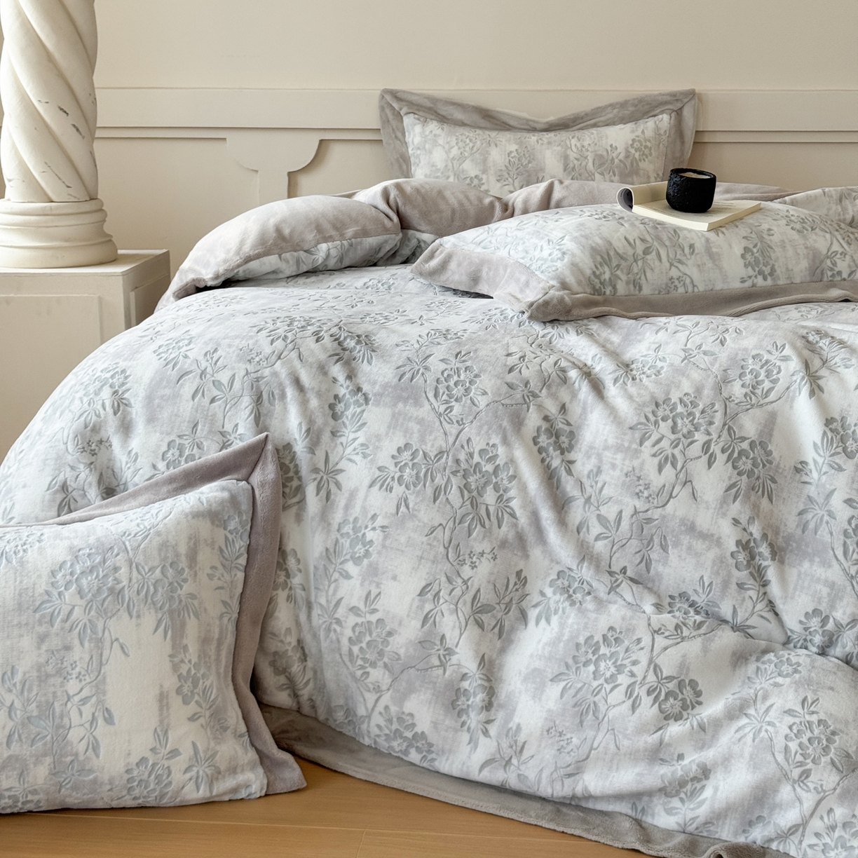 91家纺网 家纺一手货源 找家纺 纯优家纺 2025秋冬新品拼角款牛奶绒雕花四件套-花枳菁语 花枳菁语-灰色