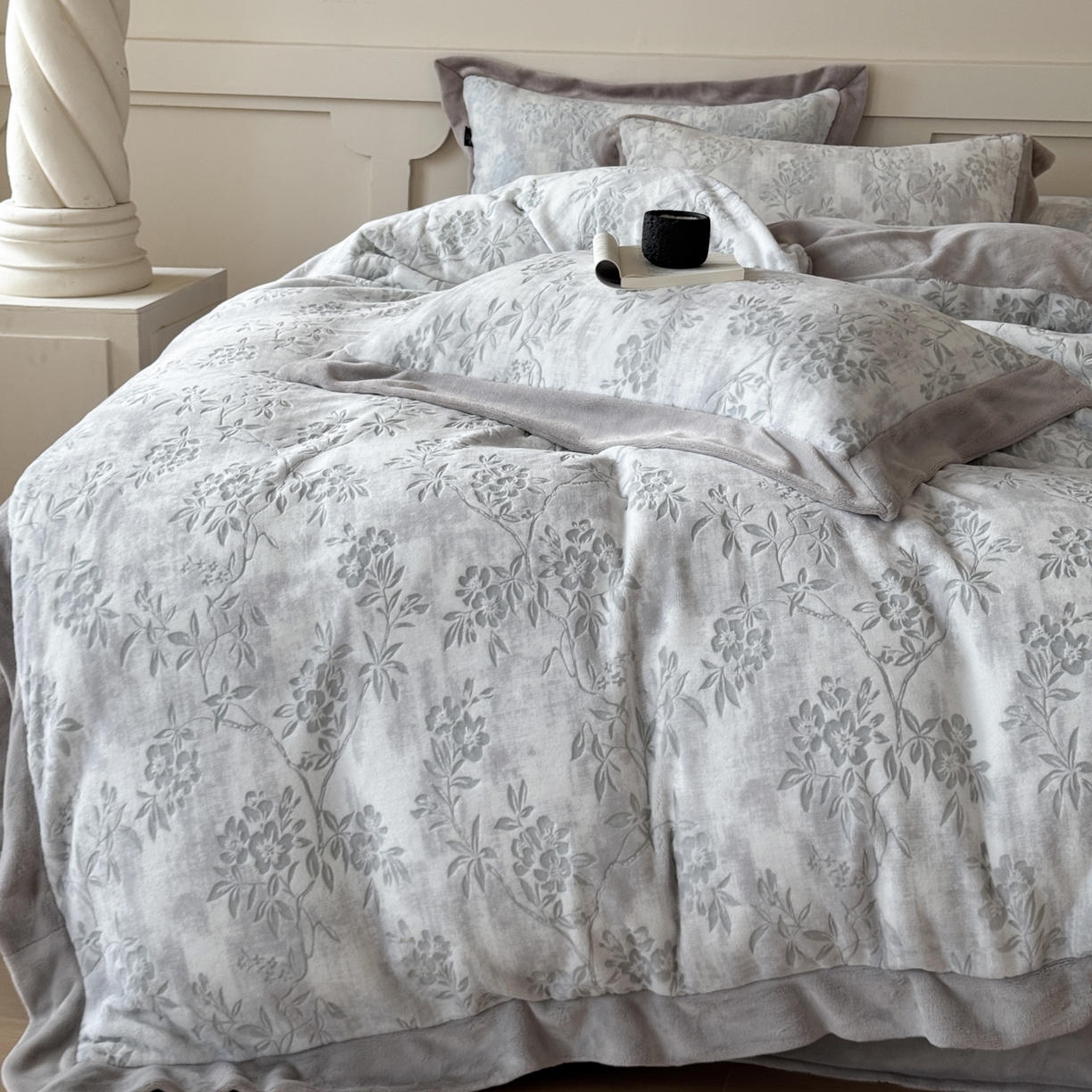 91家纺网 家纺一手货源 找家纺 纯优家纺 2025秋冬新品拼角款牛奶绒雕花四件套-花枳菁语 花枳菁语-灰色