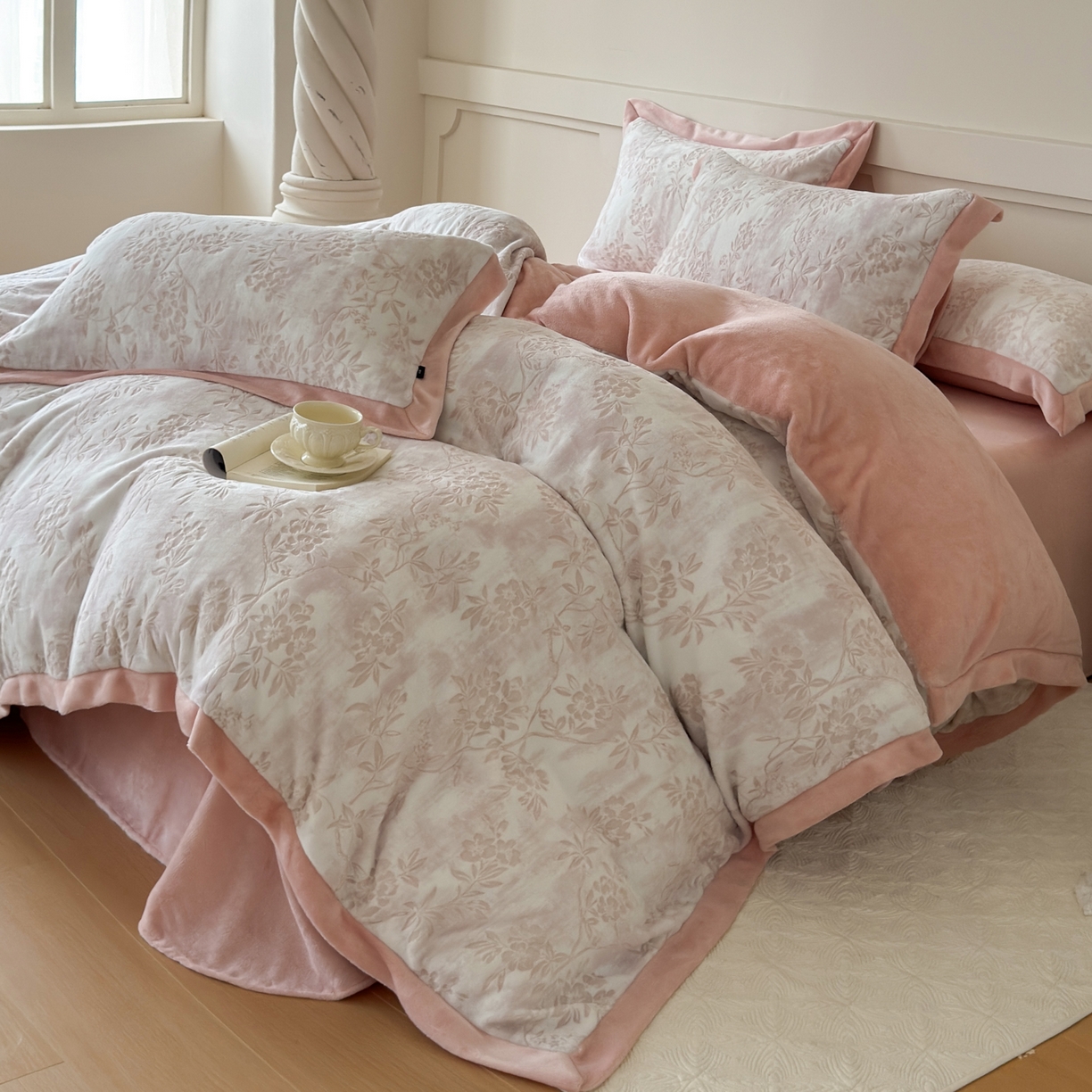 91家纺网 家纺一手货源 找家纺 （总）纯优家纺 2025秋冬新品拼角款牛奶绒雕花四件套-花枳菁语