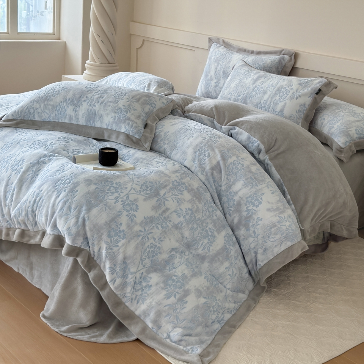 91家纺网 家纺一手货源 找家纺 纯优家纺 2025秋冬新品拼角款牛奶绒雕花四件套-花枳菁语 花枳菁语-蓝色