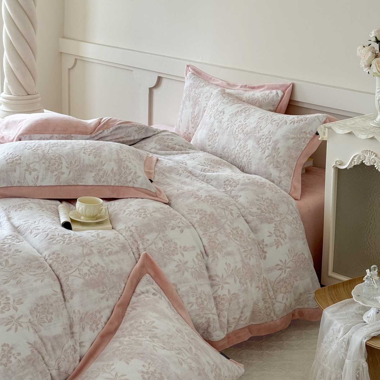 91家纺网 家纺一手货源 找家纺 （总）纯优家纺 2025秋冬新品拼角款牛奶绒雕花四件套-花枳菁语