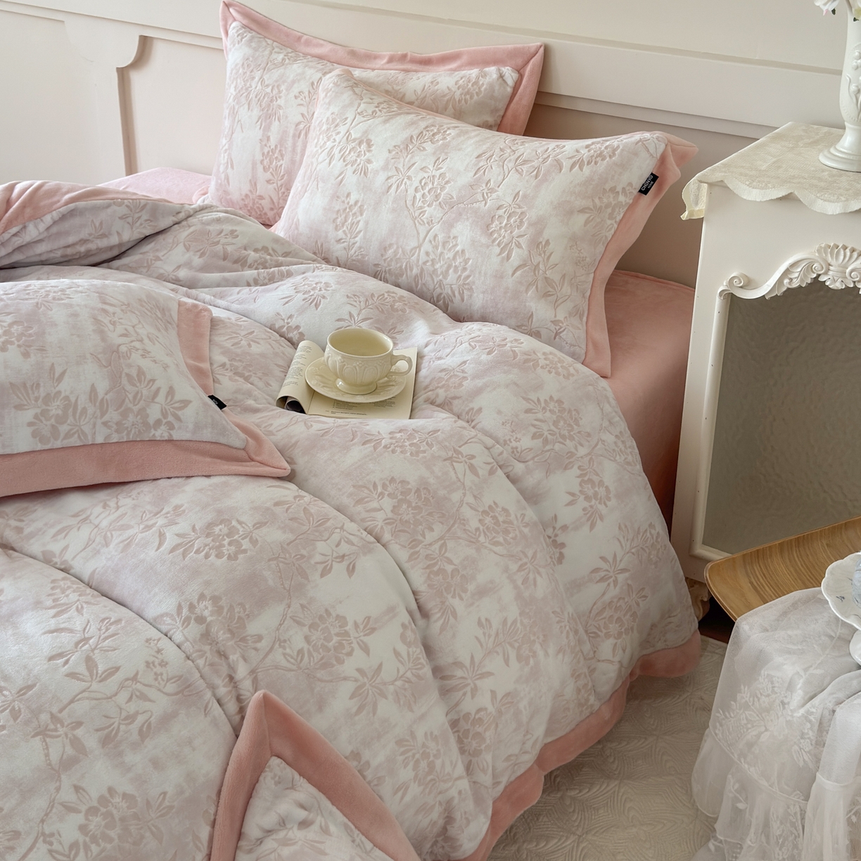 91家纺网 家纺一手货源 找家纺 （总）纯优家纺 2025秋冬新品拼角款牛奶绒雕花四件套-花枳菁语