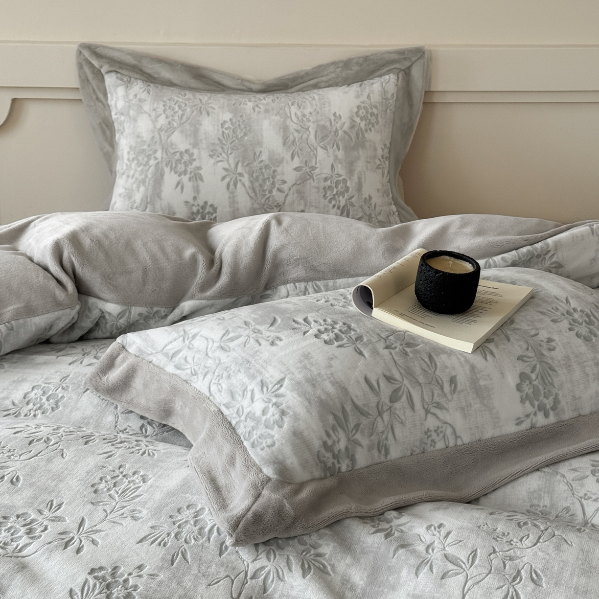 91家纺网 家纺一手货源 找家纺 纯优家纺 2025秋冬新品拼角款牛奶绒雕花四件套-花枳菁语 花枳菁语-灰色