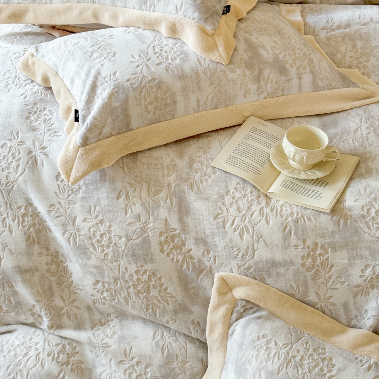 91家纺网 家纺一手货源 找家纺 纯优家纺 2025秋冬新品拼角款牛奶绒雕花四件套-花枳菁语 花枳菁语-奶咖