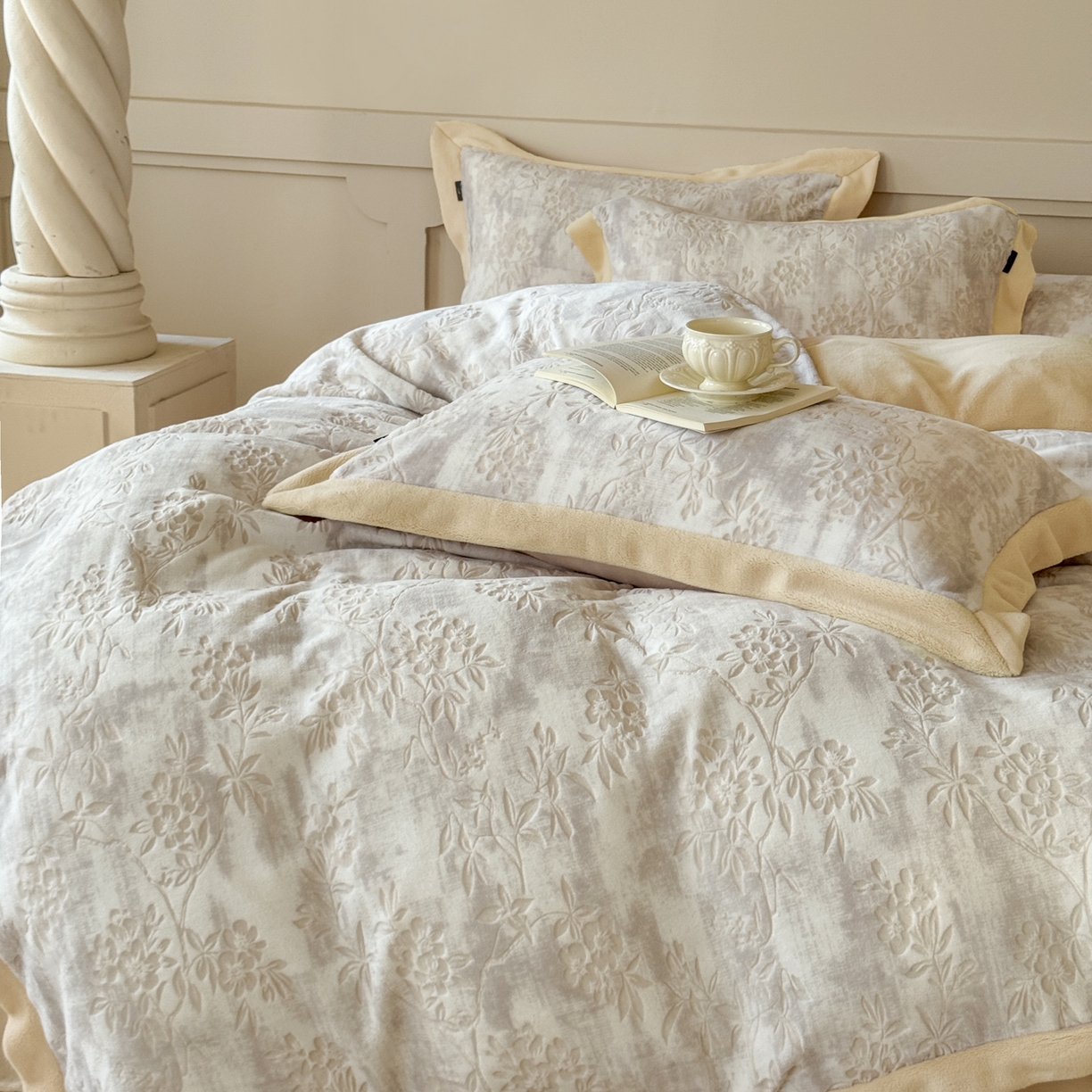 91家纺网 家纺一手货源 找家纺 纯优家纺 2025秋冬新品拼角款牛奶绒雕花四件套-花枳菁语 花枳菁语-奶咖