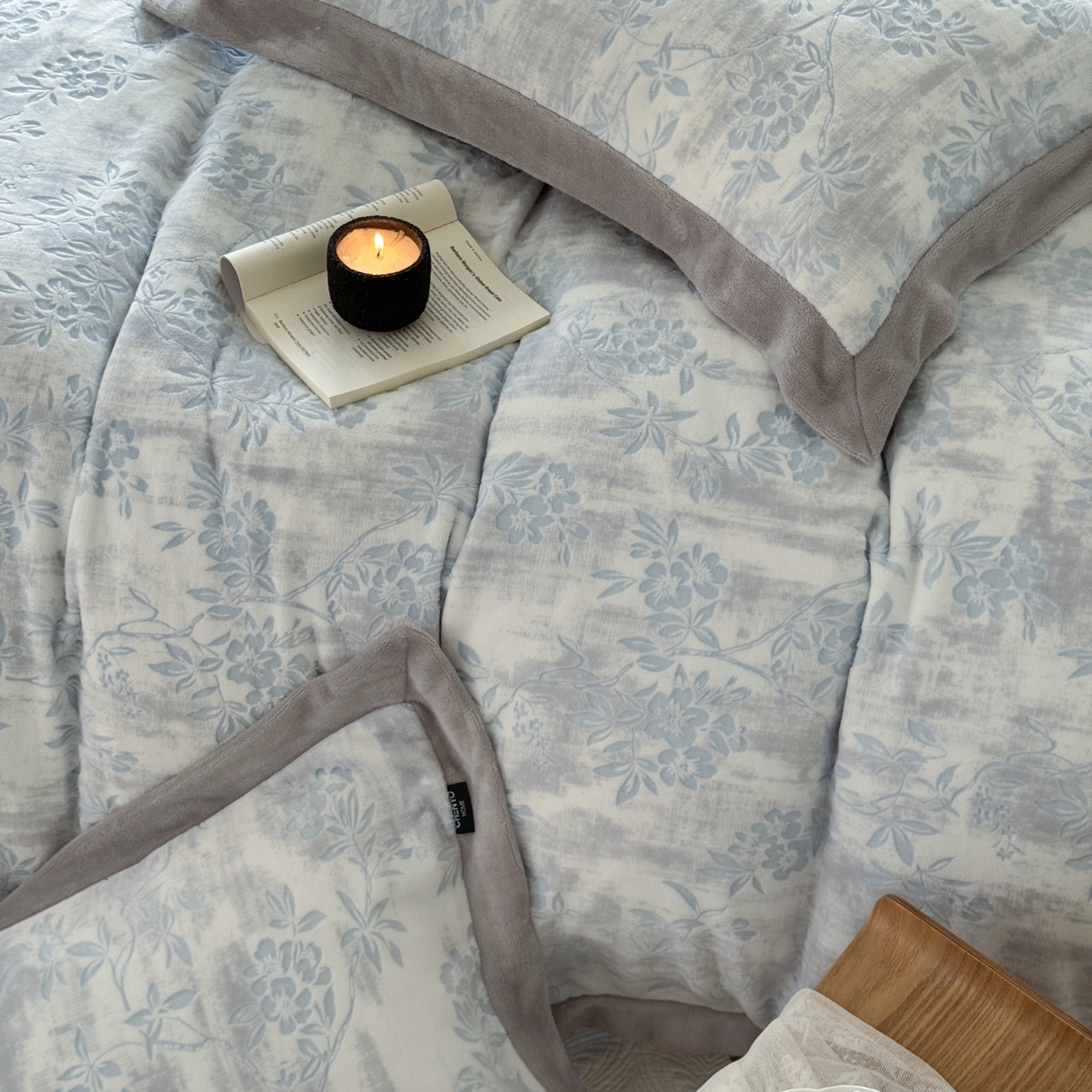 91家纺网 家纺一手货源 找家纺 纯优家纺 2025秋冬新品拼角款牛奶绒雕花四件套-花枳菁语 花枳菁语-蓝色