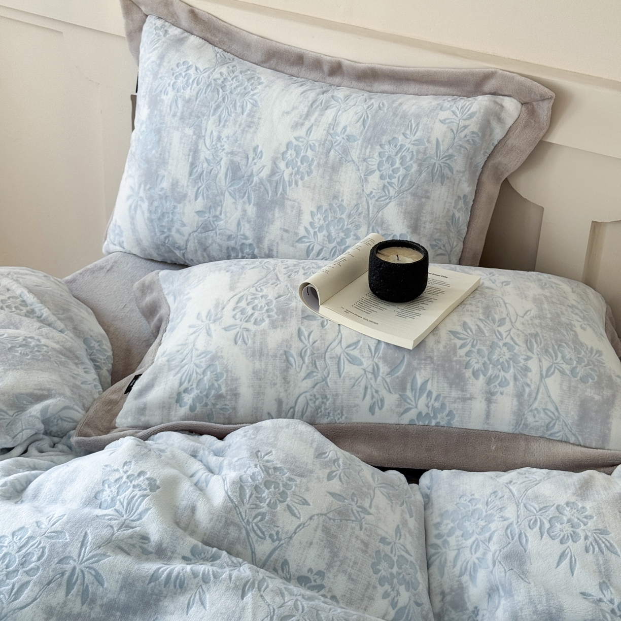 91家纺网 家纺一手货源 找家纺 纯优家纺 2025秋冬新品拼角款牛奶绒雕花四件套-花枳菁语 花枳菁语-蓝色