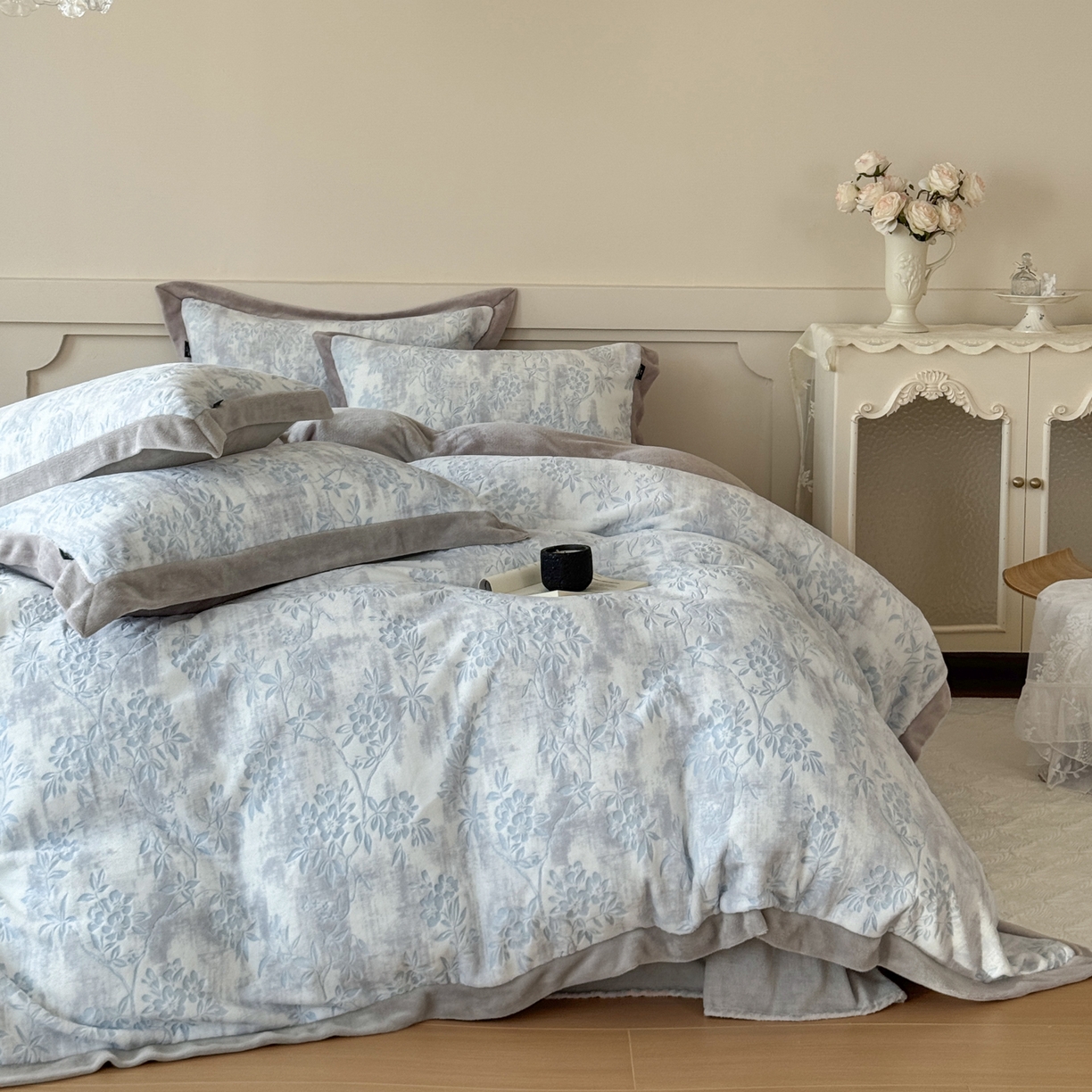 91家纺网 家纺一手货源 找家纺 纯优家纺 2025秋冬新品拼角款牛奶绒雕花四件套-花枳菁语 花枳菁语-蓝色