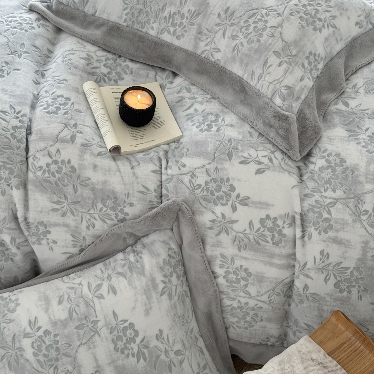 91家纺网 家纺一手货源 找家纺 纯优家纺 2025秋冬新品拼角款牛奶绒雕花四件套-花枳菁语 花枳菁语-灰色