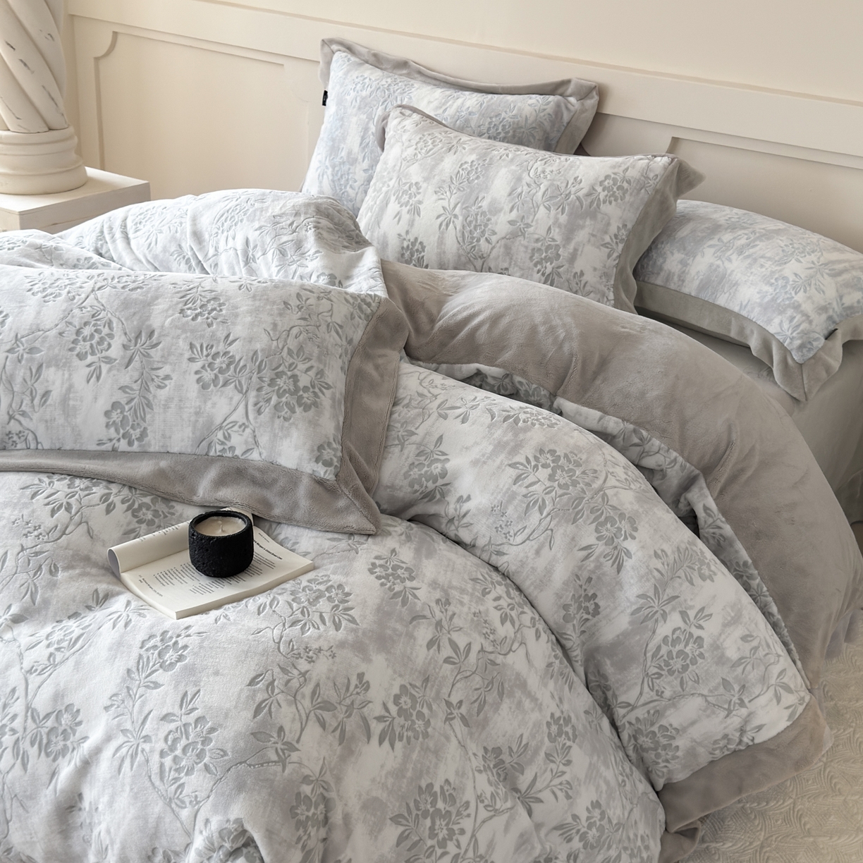 91家纺网 家纺一手货源 找家纺 纯优家纺 2025秋冬新品拼角款牛奶绒雕花四件套-花枳菁语 花枳菁语-灰色