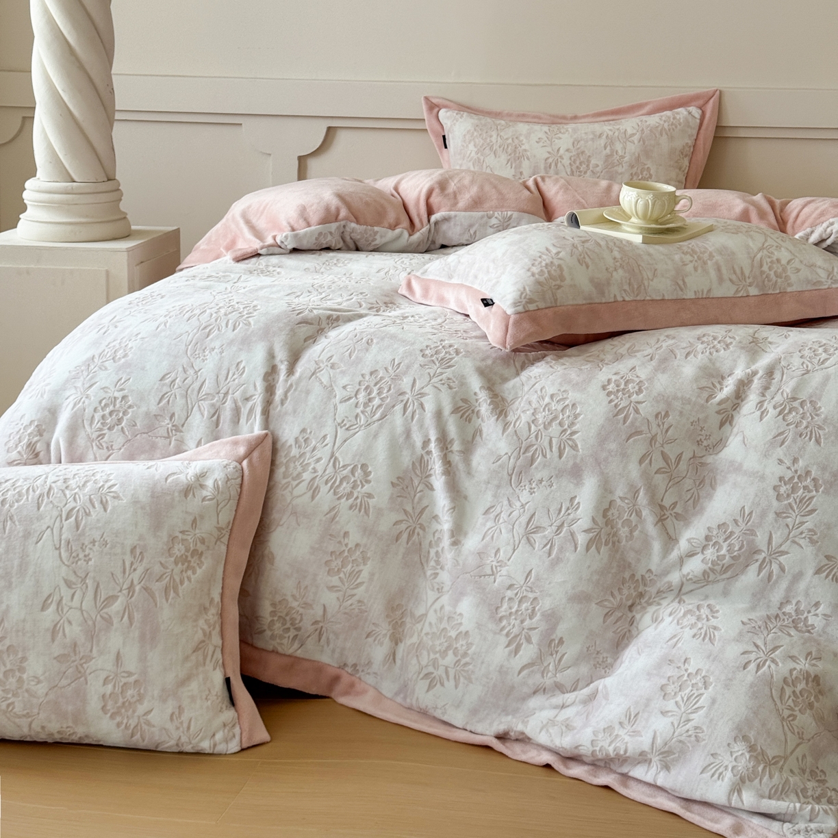 91家纺网 家纺一手货源 找家纺 纯优家纺 2025秋冬新品拼角款牛奶绒雕花四件套-花枳菁语 花枳菁语-粉色