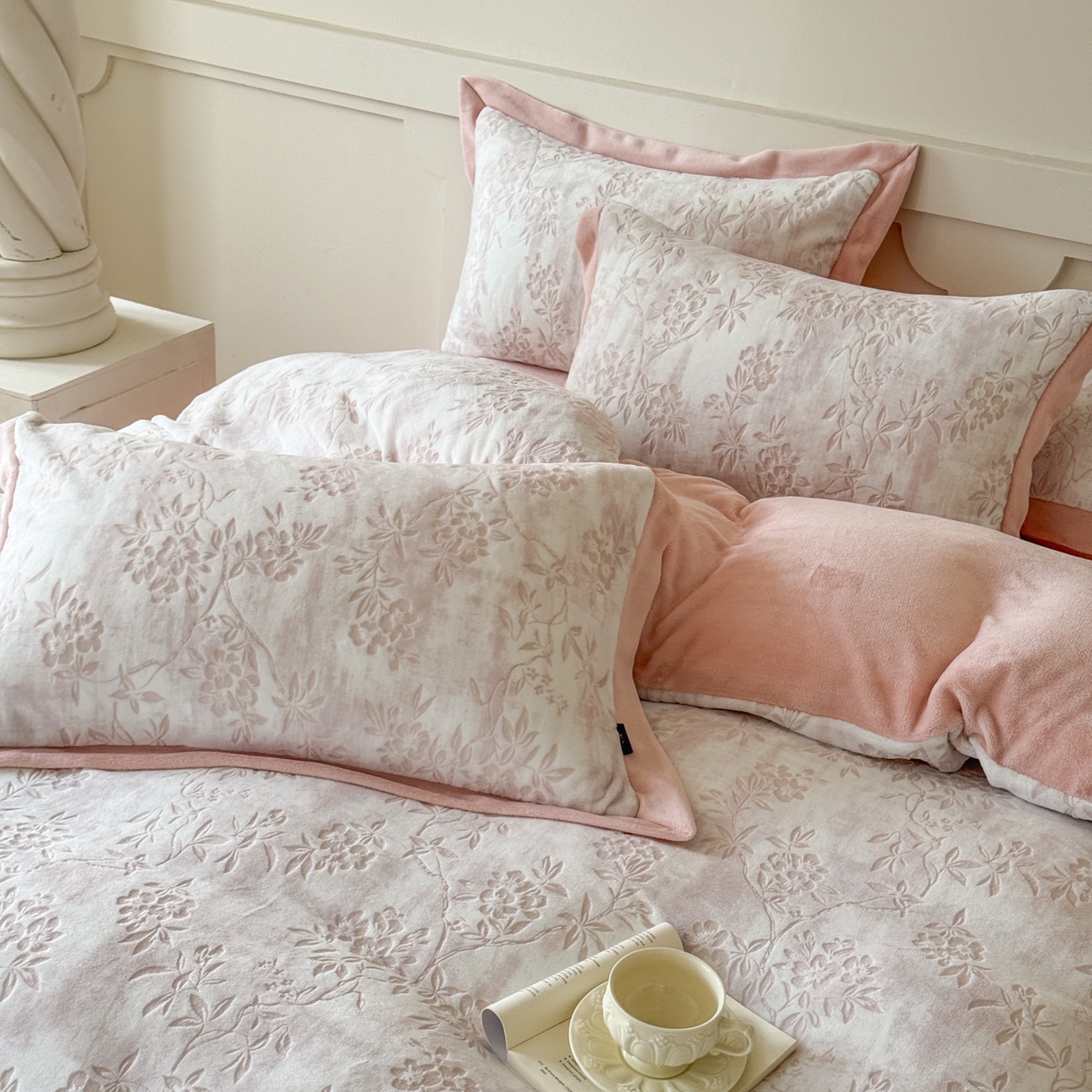 91家纺网 家纺一手货源 找家纺 纯优家纺 2025秋冬新品拼角款牛奶绒雕花四件套-花枳菁语 花枳菁语-粉色