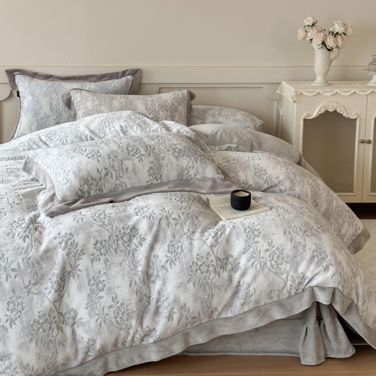 91家纺网 家纺一手货源 找家纺 纯优家纺 2025秋冬新品拼角款牛奶绒雕花四件套-花枳菁语 花枳菁语-灰色