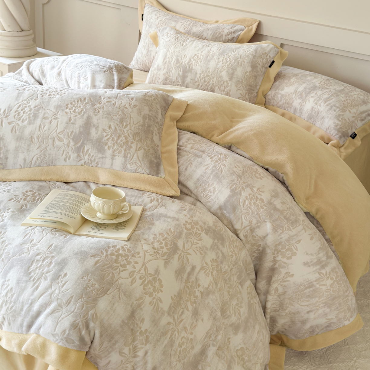 91家纺网 家纺一手货源 找家纺 纯优家纺 2025秋冬新品拼角款牛奶绒雕花四件套-花枳菁语 花枳菁语-奶咖