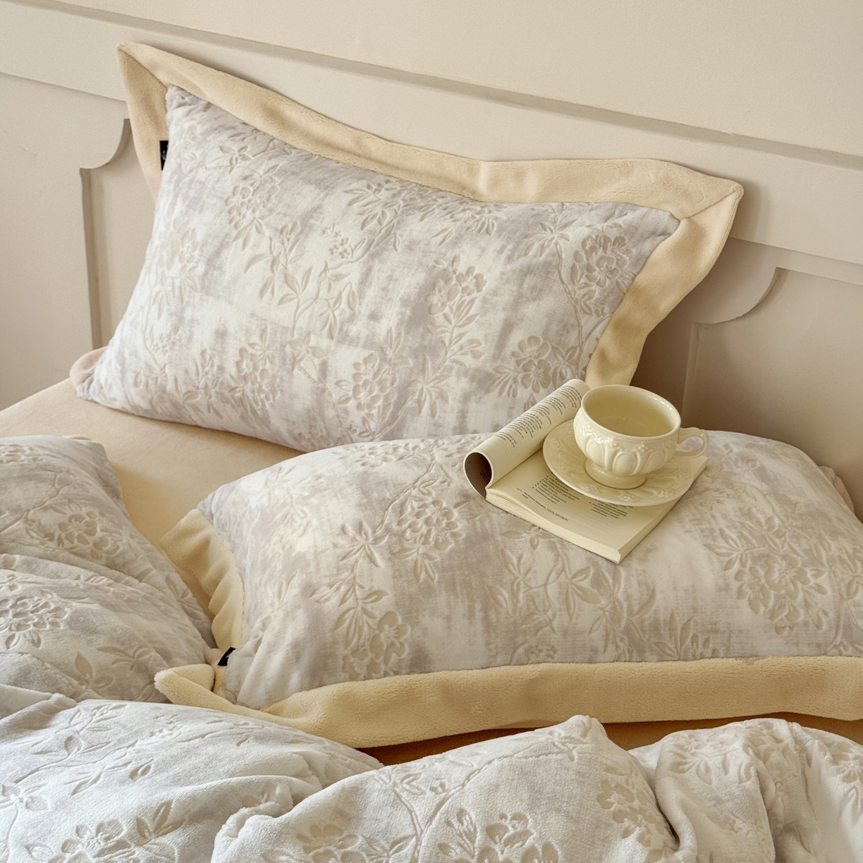 91家纺网 家纺一手货源 找家纺 纯优家纺 2025秋冬新品拼角款牛奶绒雕花四件套-花枳菁语 花枳菁语-奶咖