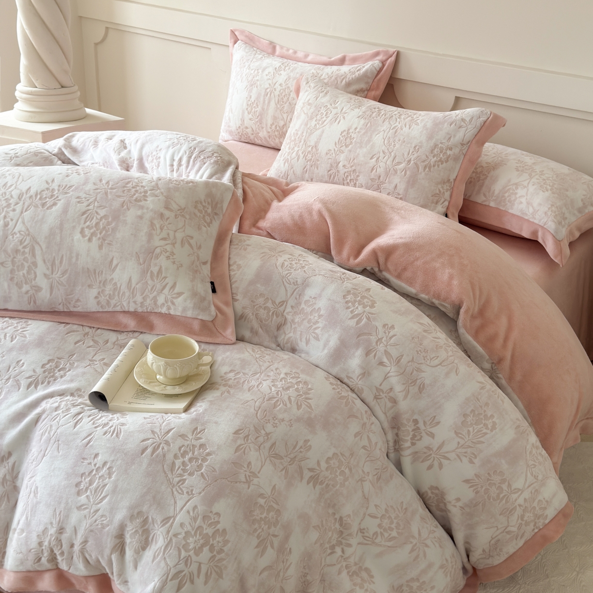 91家纺网 家纺一手货源 找家纺 纯优家纺 2025秋冬新品拼角款牛奶绒雕花四件套-花枳菁语 花枳菁语-粉色